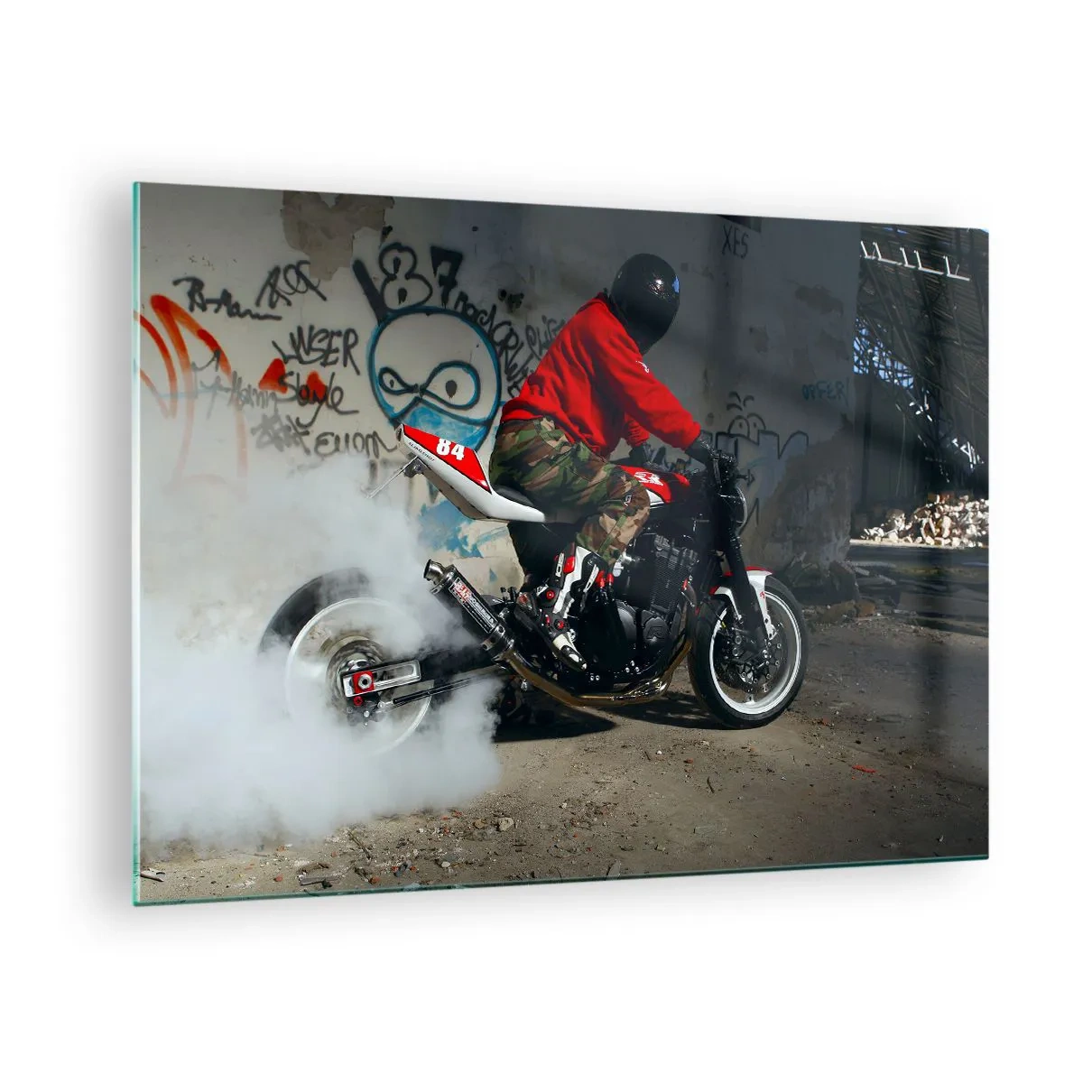 Glasbild - Bild auf glas - Motorradfahrer im Einsatz in einem Industriegebiet - 70x50cm - Verfolge mich! - Moderne Wanddekoration für Wohnzimmer und Schlafzimmer ARTTOR