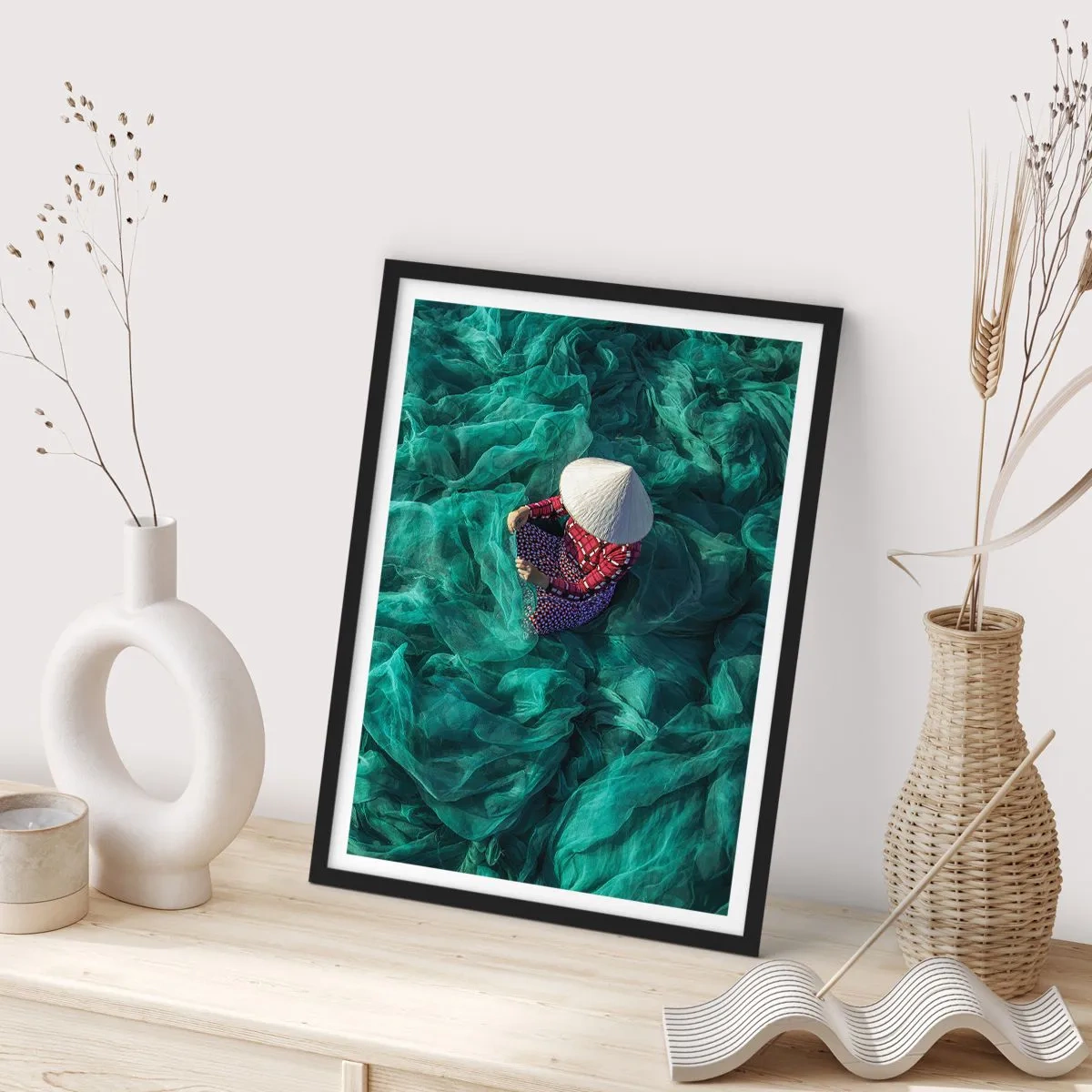 Poster in einem schwarzem Rahmen - In einem Meer aus Netzen - 70x100 cm