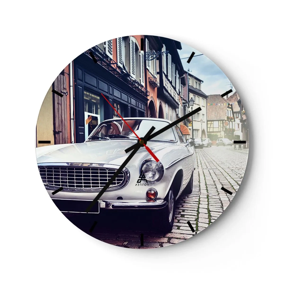 Wanduhr - Glasuhr - Ein Oldtimer auf einer Kopfsteinpflasterstraße, umgeben von Mietshäusern - 30x30cm - Die Vergangenheit ist heute - Moderne Wanddekoration für Wohnzimmer, Küche und Schlafzimmer ARTTOR