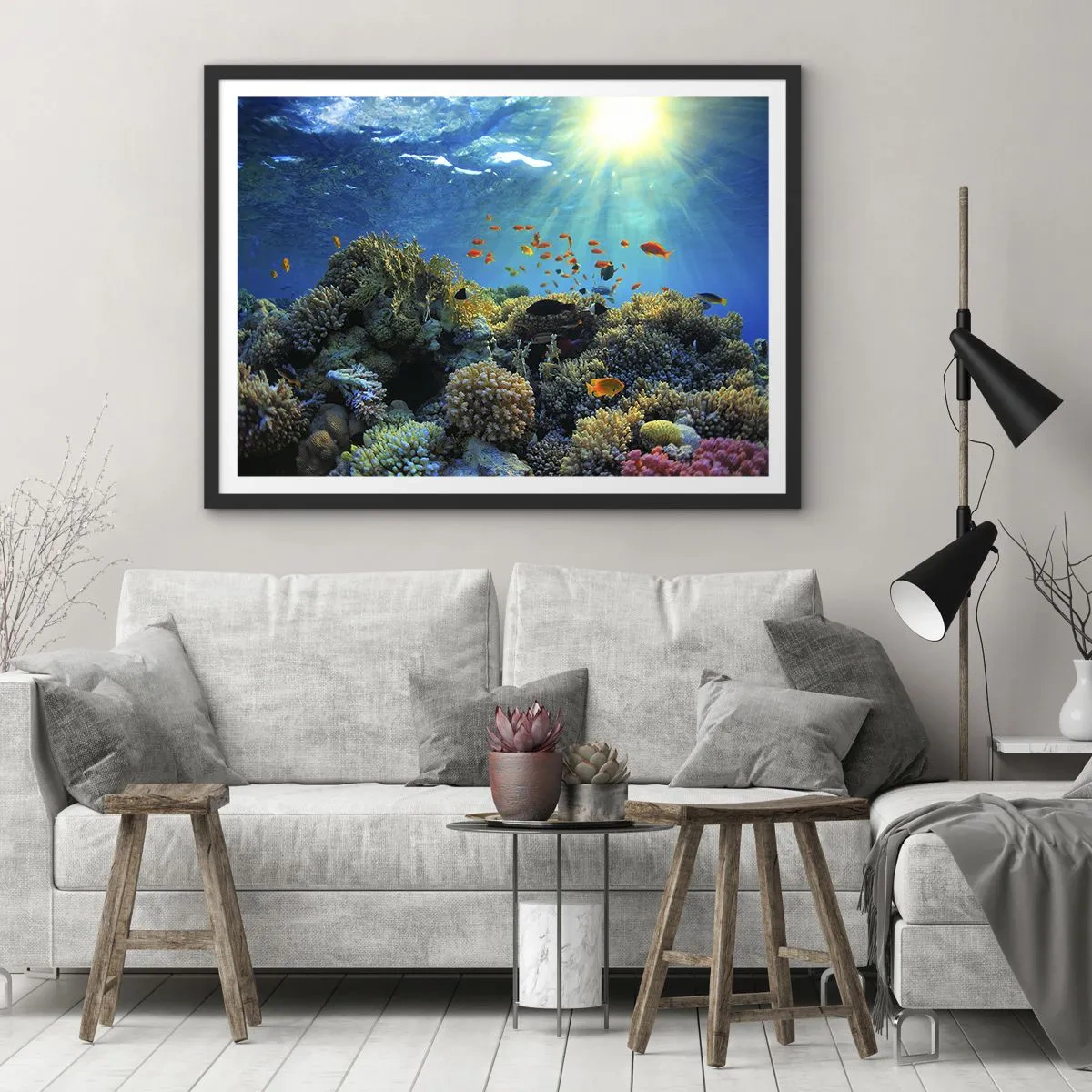Poster in einem schwarzem Rahmen - Korallenriff mit Fischen in den Sonnenstrahlen unter Wasser - 100x70cm - Unterwasserschätze - Moderne Wanddekoration für Wohnzimmer und Schlafzimmer ARTTOR
