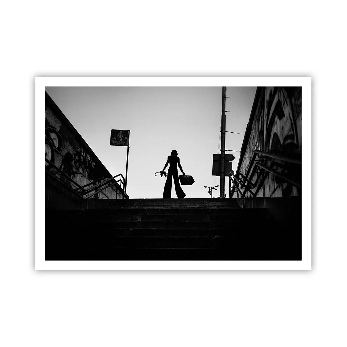 Poster - Eine Frauenfigur auf der Treppe in Schwarzweiß mit dynamischer Atmosphäre - 100x70cm - Städtisches Wandern - Moderne Wanddekoration für Wohnzimmer und Schlafzimmer ARTTOR