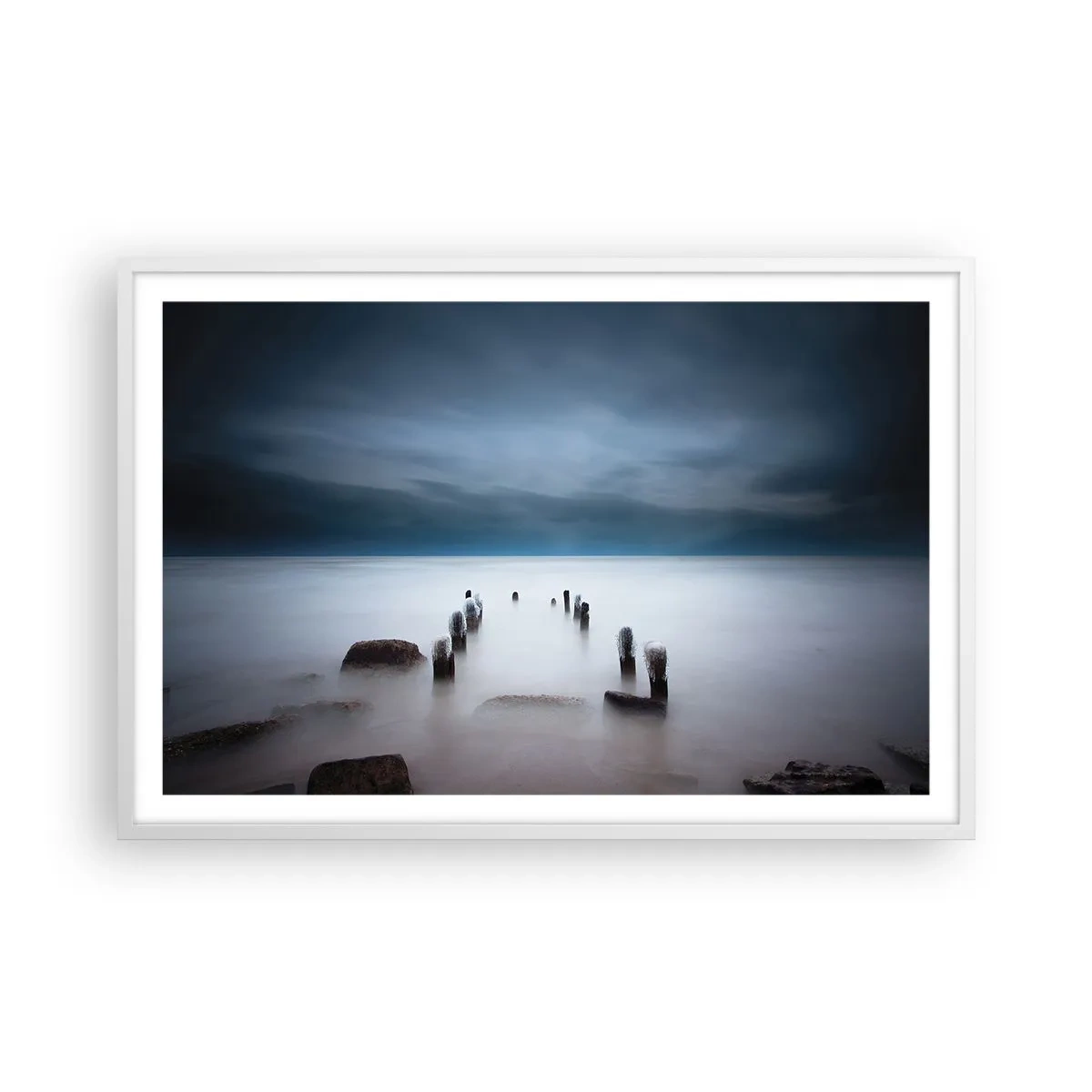 Poster in einem weißen Rahmen - Nachdenklicher See - 91x61 cm