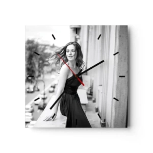 Wanduhr - Glasuhr - Schwarz-Weiß-Foto einer Frau auf einem Balkon - 30x30cm - Bestimmt ein Pariser - Moderne Wanddekoration für Wohnzimmer und Schlafzimmer ARTTOR
