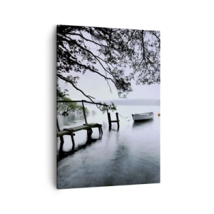 Bild auf Leinwand - Leinwandbild - Ein Steg über dem Wasser mit einem Boot im Hintergrund, umgeben von einer nebligen Landschaft - 50x70cm - Du ruhst dich schon aus - Moderne Wanddekoration für Wohnzimmer und Schlafzimmer ARTTOR