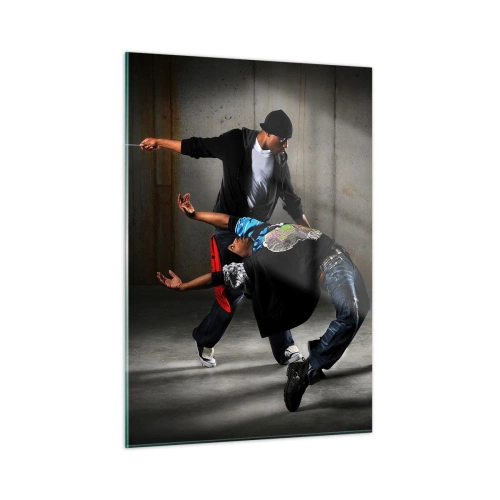 Glasbild - Bild auf glas - Eine Gruppe von Tänzern in einer dynamischen Pose vor einem industriellen Hintergrund. - 50x70cm - Tanzen mit dem Straßenwind - Moderne Wanddekoration für Wohnzimmer und Schlafzimmer ARTTOR