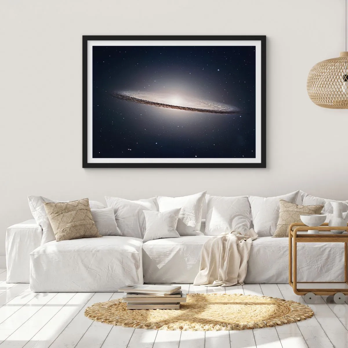 Poster in einem schwarzem Rahmen - Eine Spiralgalaxie vor dem Hintergrund des Sternenraums - 100x70cm - Vor langer Zeit in einer weit entfernten Galaxie ... - Moderne Wanddekoration für Wohnzimmer und Schlafzimmer ARTTOR