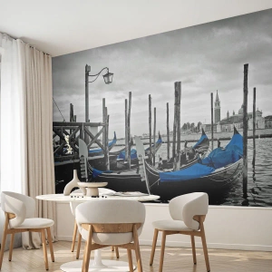 Fototapete Standard Eco - Gondeln in Venedig mit blauen Abdeckungen - 100x70cm - Nachdenkliches Venedig - Moderne Wanddekoration für Wohnzimmer und Schlafzimmer ARTTOR