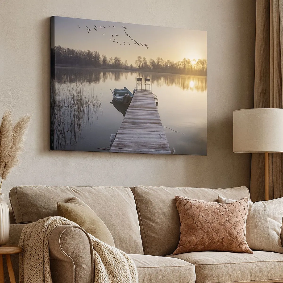 Bild auf Leinwand - Leinwandbild - Ein Pier am Seeufer am Morgen mit einem Boot und Stühlen - 70x50cm - Ich komme nach einiger Zeit zurück - Moderne Wanddekoration für Wohnzimmer und Schlafzimmer ARTTOR