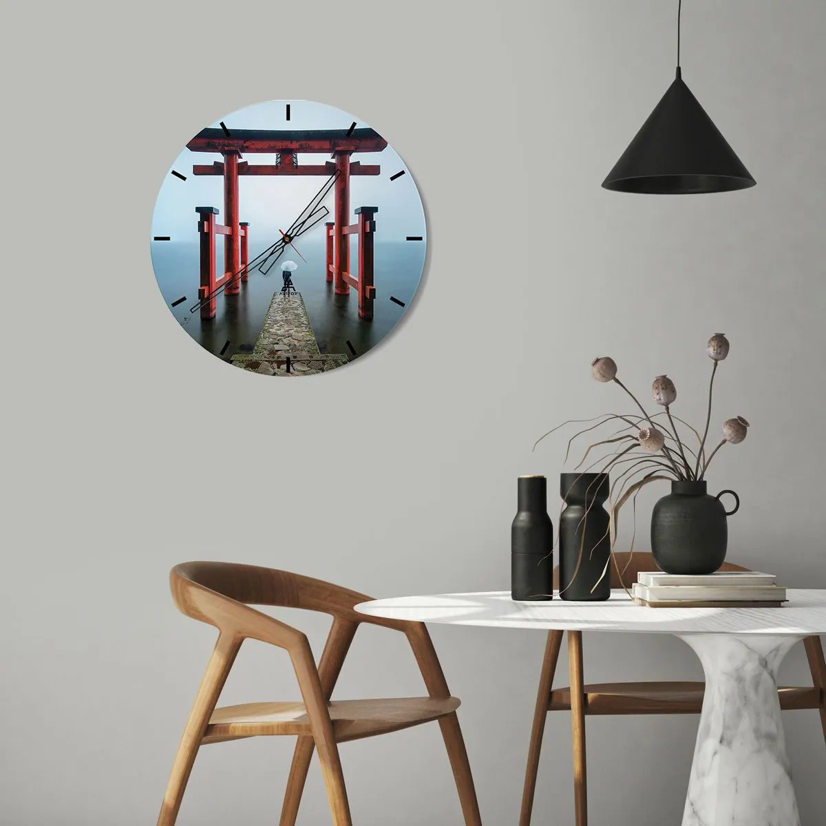 Wanduhr - Glasuhr - Rotes Torii-Tor über stillem Wasser im Nebel - 30x30cm - Japanische Träumerei - Moderne Wanddekoration für Wohnzimmer, Küche und Schlafzimmer ARTTOR