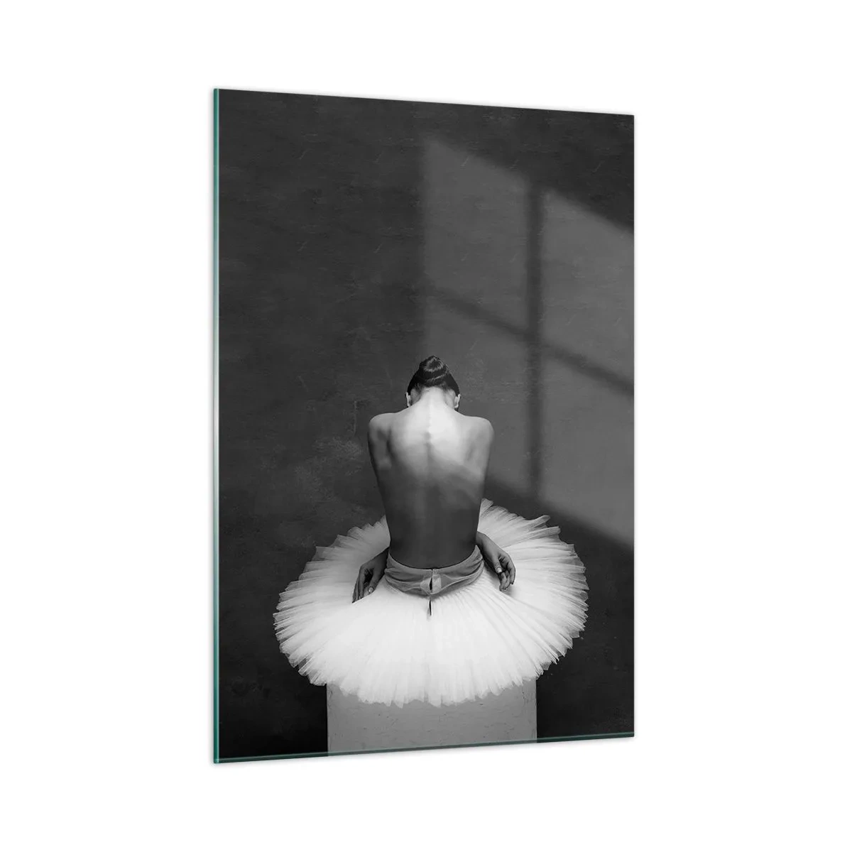 Glasbild - Bild auf glas - Eine sitzende Ballerina in einem Tüllrock vor einem Schatten - 50x70cm - Es blüht gerade - Moderne Wanddekoration für Wohnzimmer und Schlafzimmer ARTTOR
