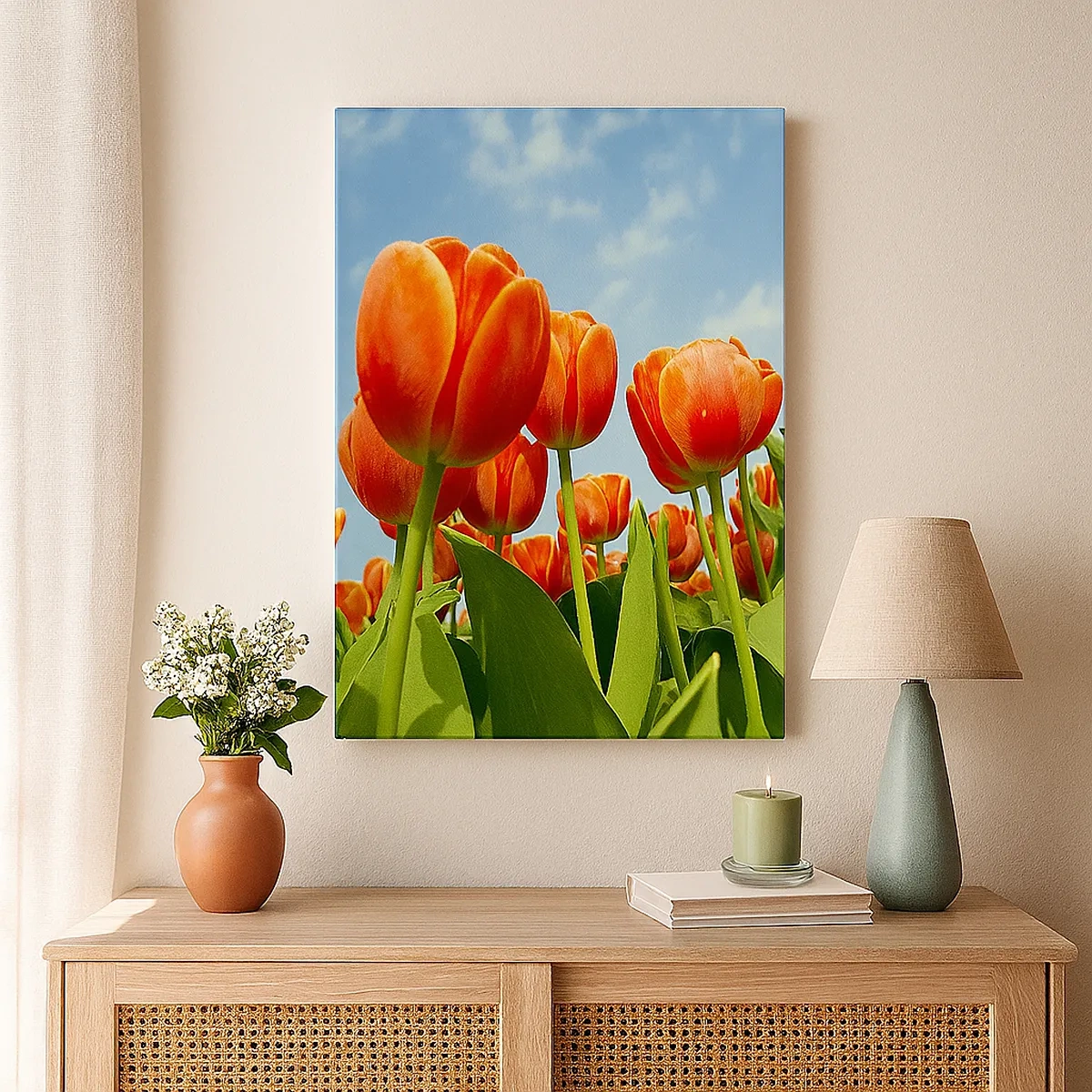 Bild auf Leinwand - Leinwandbild - Ein Feld mit roten und orangefarbenen Tulpen vor blauem Himmel - 50x70cm - Außer dem blauen Himmel brauchen sie nichts in ihrem Leben - Moderne Wanddekoration für Wohnzimmer und Schlafzimmer ARTTOR