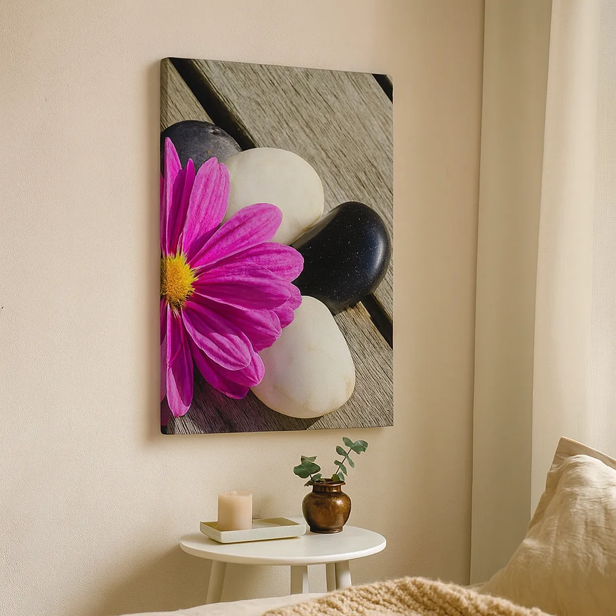 Bild auf Leinwand - Leinwandbild - Rosa Blume auf einem Hintergrund aus Holzbrettern mit Steinen - 50x70cm - Ruhe auf dem Pier - Moderne Wanddekoration für Wohnzimmer und Schlafzimmer ARTTOR