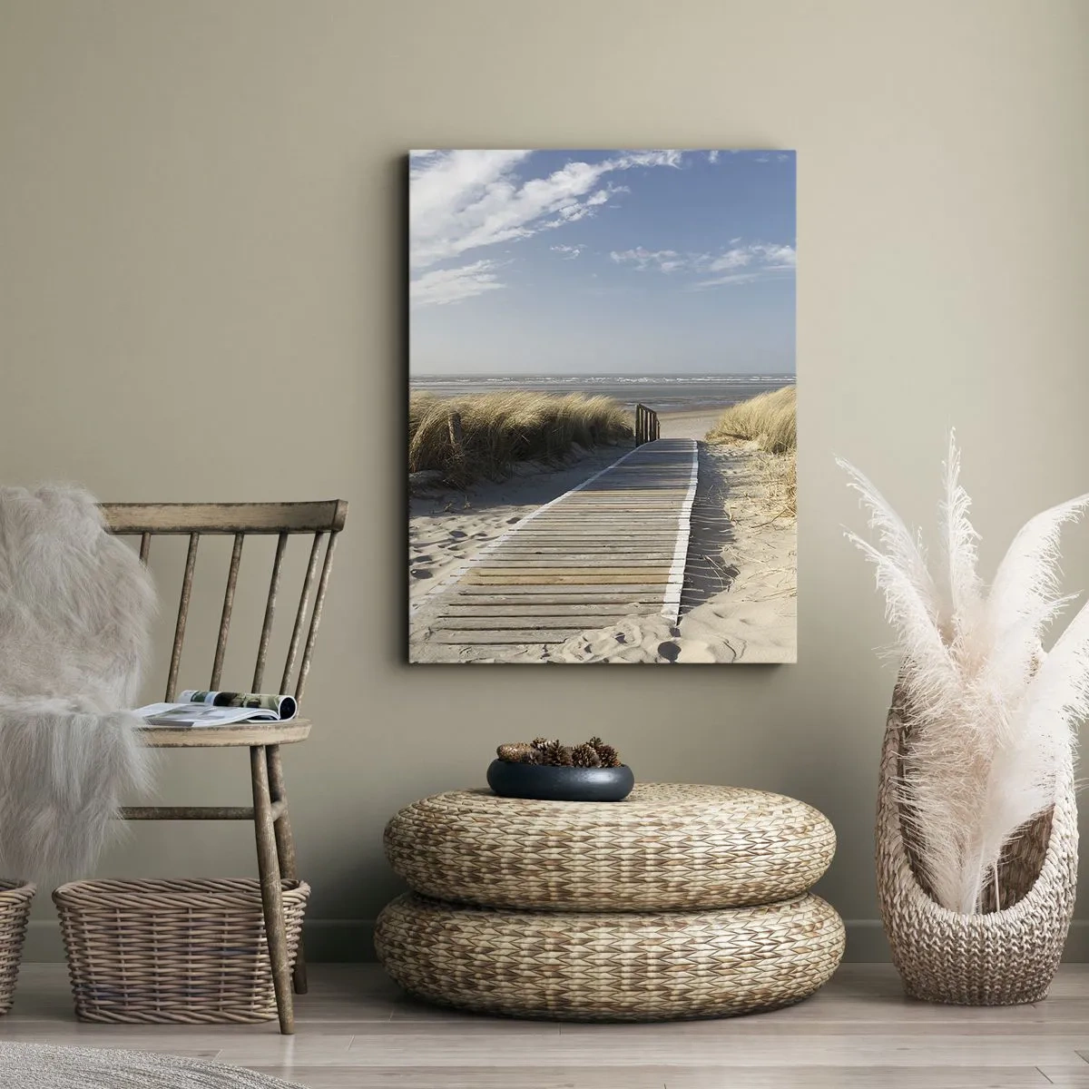 Bild auf Leinwand - Leinwandbild - Ein Holzweg führt durch die Dünen zum ruhigen Meer - 50x70cm - Hinter der Düne, im Rauschen des Grases - Moderne Wanddekoration für Wohnzimmer und Schlafzimmer ARTTOR