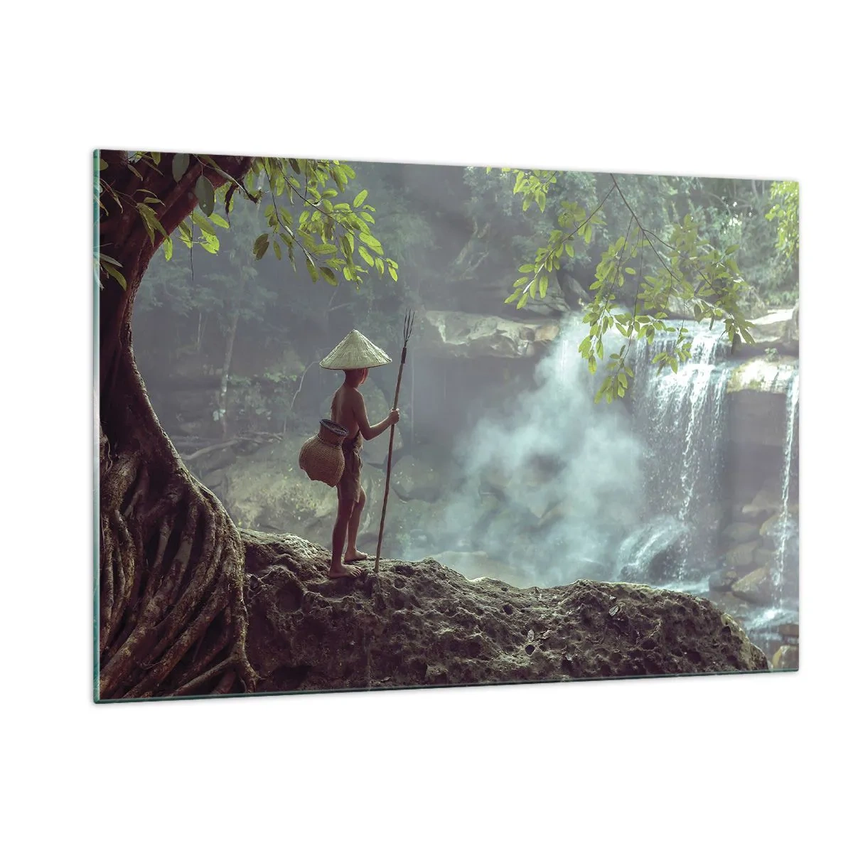 Glasbild - Bild auf glas - Ein Junge mit einem Speer an einem Wasserfall im Regenwald - 120x80cm - Befreundet mit der Natur - Moderne Wanddekoration für Wohnzimmer und Schlafzimmer ARTTOR