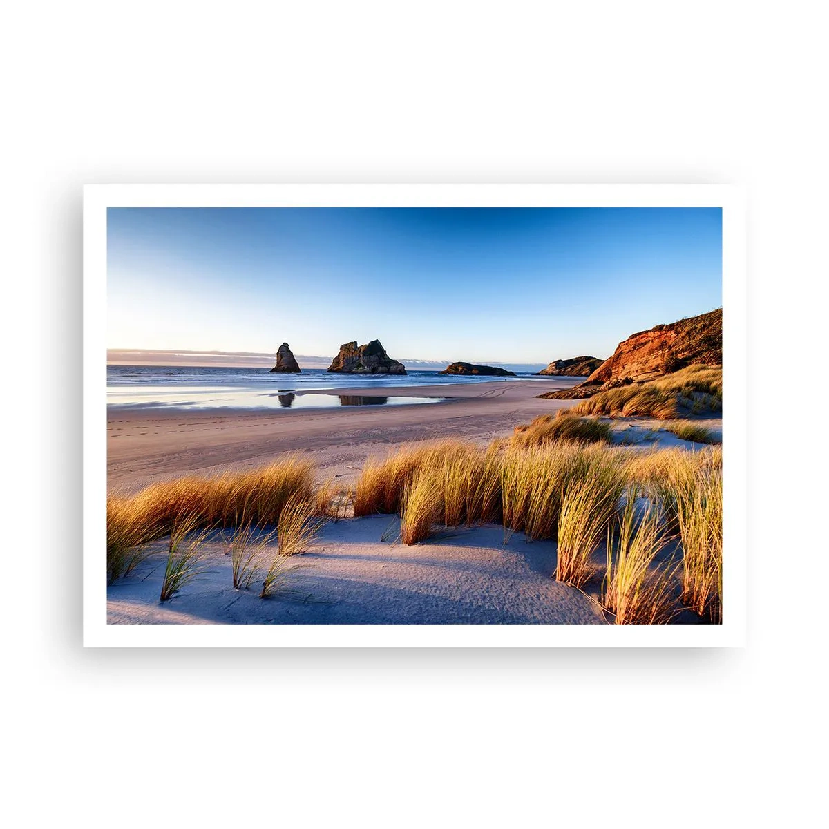 Poster - Ein malerischer Strand mit Blick auf die Felsen und das Meer bei Sonnenuntergang - 100x70cm - Für Friedenssuchende - Moderne Wanddekoration für Wohnzimmer und Schlafzimmer ARTTOR