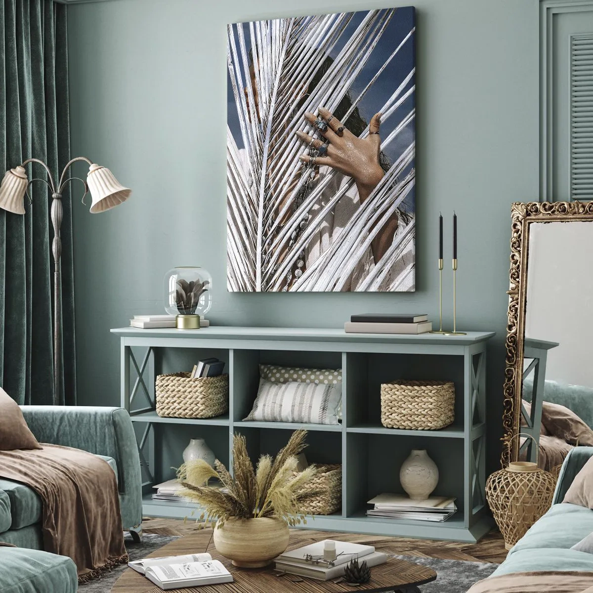 Bild auf Leinwand - Leinwandbild - Eine Frau, versteckt hinter Palmblättern, mit Ringen an den Händen. - 50x70cm - Das Mädchen des Schamanen? - Moderne Wanddekoration für Wohnzimmer und Schlafzimmer ARTTOR