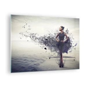 Glasbild - Bild auf glas - Eine Frau in einem verschwommenen Kleid vor dem Hintergrund des ruhigen Wassers - 70x50cm - Afrikanische Venus - Moderne Wanddekoration für Wohnzimmer und Schlafzimmer ARTTOR