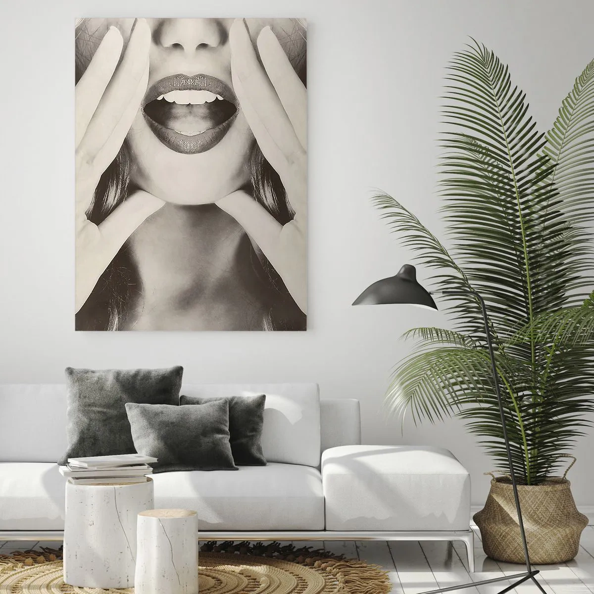 Glasbild - Bild auf glas - Schwarz-Weiß-Porträt einer Frau mit ausdrucksstarken Lippen und Händen - 70x100cm - Ich komme schon! - Moderne Wanddekoration für Wohnzimmer und Schlafzimmer ARTTOR