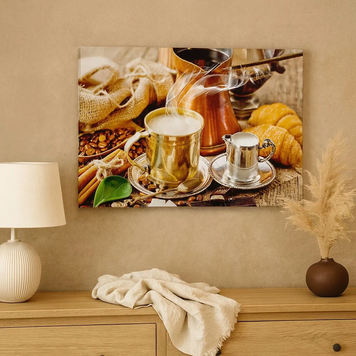 Bild auf Leinwand - Leinwandbild - Eine goldene Tasse Kaffee, umgeben von Bohnen, Krügen und Croissants - 70x50cm - Schönen Tag noch! - Moderne Wanddekoration für Wohnzimmer und Schlafzimmer ARTTOR