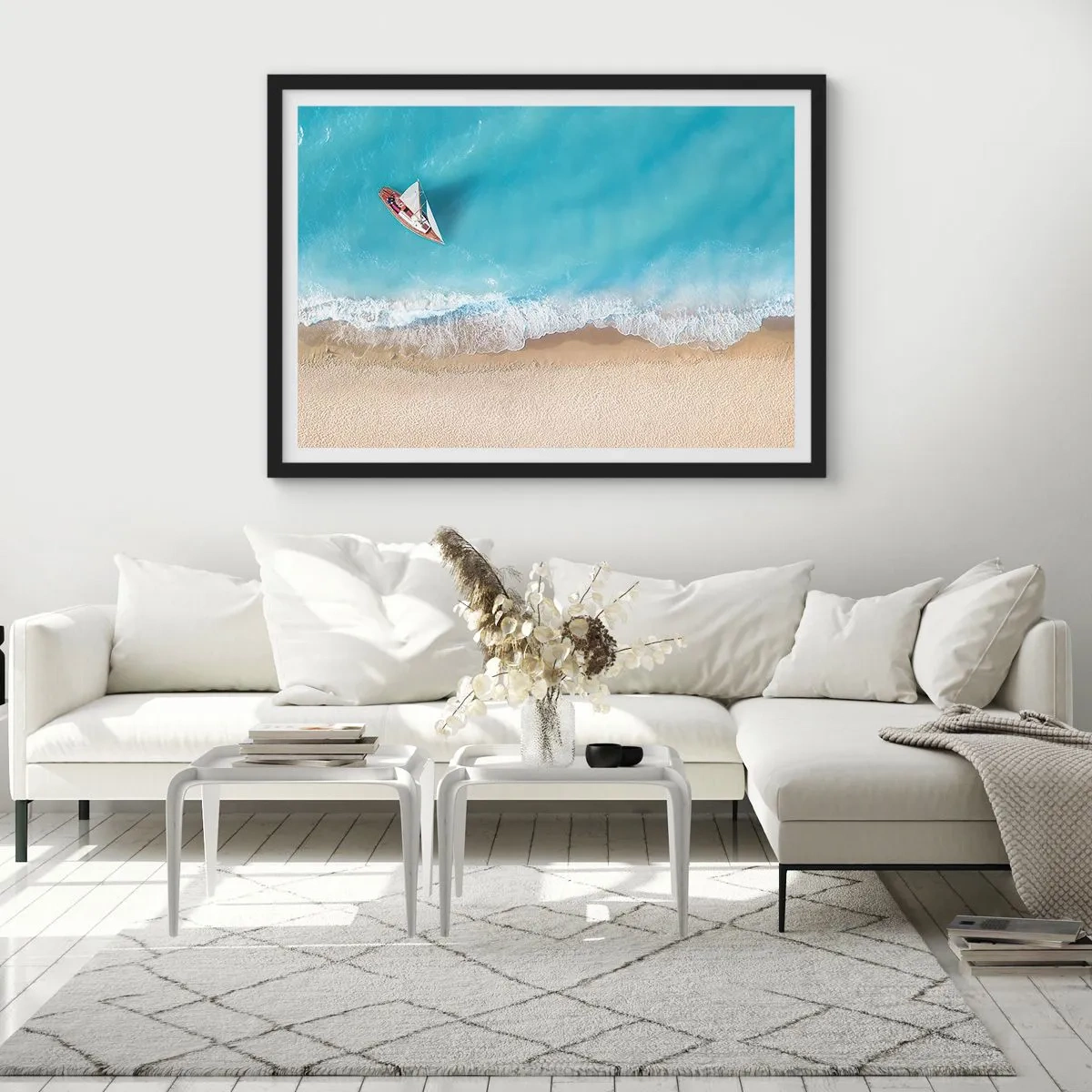 Poster in einem schwarzem Rahmen - Eine Vogelperspektive auf ein Boot am Strand - 70x50cm - An der Grenze von Blau und Gold - Moderne Wanddekoration für Wohnzimmer und Schlafzimmer ARTTOR