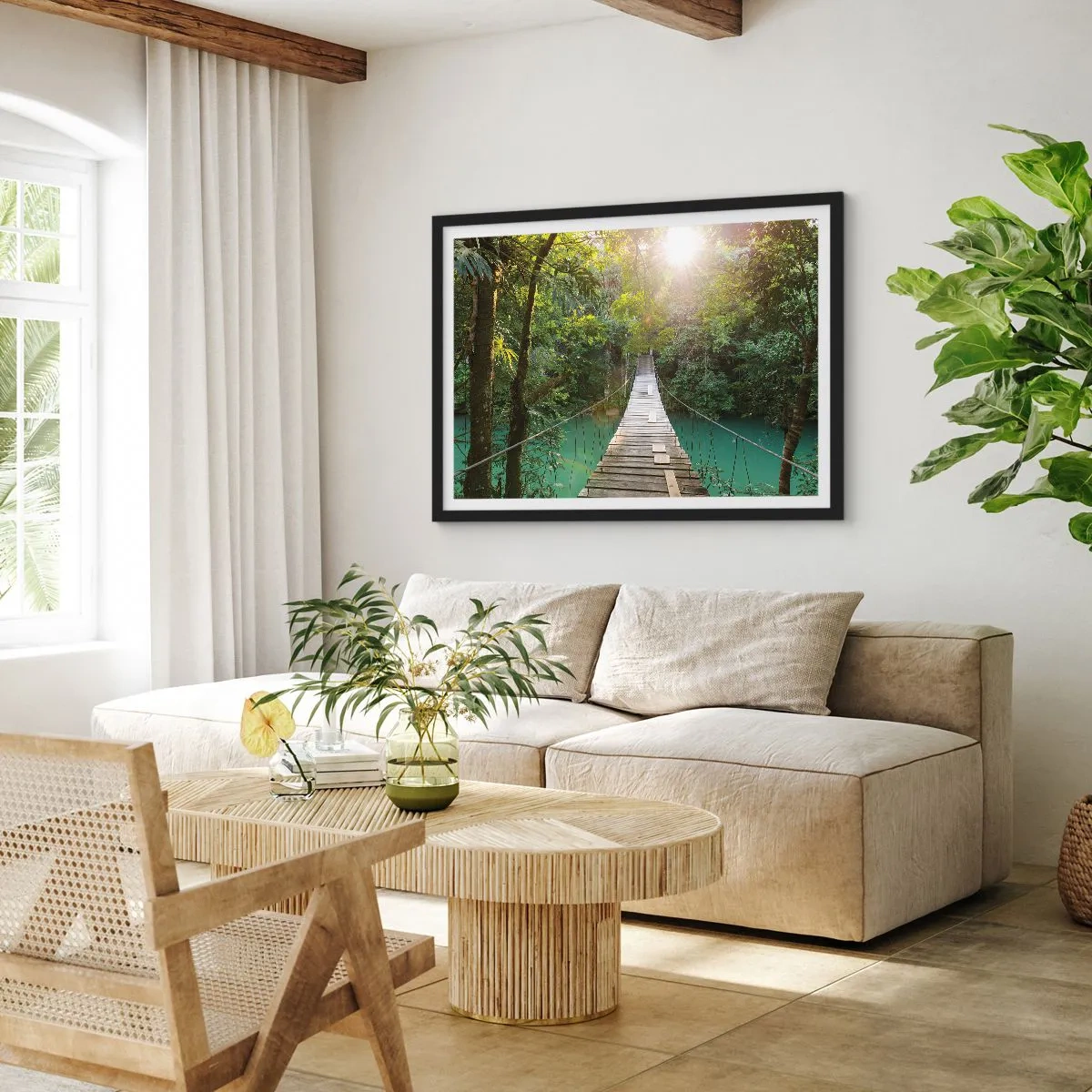 Poster in einem schwarzem Rahmen - Eine Hängebrücke in einem tropischen Wald, beleuchtet vom Sonnenlicht. - 70x50cm - Über das azurblaue Wasser zum azurblauen Wald - Moderne Wanddekoration für Wohnzimmer und Schlafzimmer ARTTOR