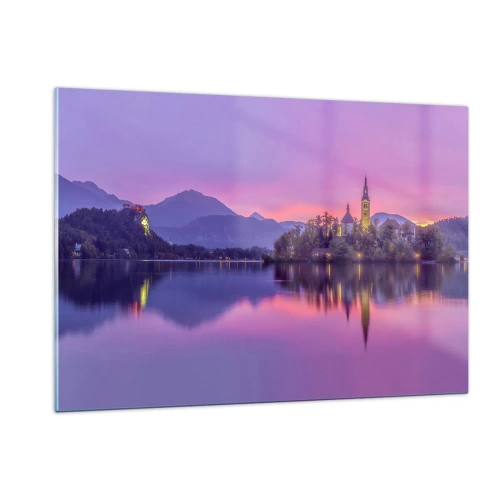 Glasbild - Bild auf glas - Eine Kirche auf einer Insel mit Bergen und einem Sonnenuntergang im Hintergrund - 120x80cm - Eine märchenhafte Insel in der Abenddämmerung - Moderne Wanddekoration für Wohnzimmer und Schlafzimmer ARTTOR