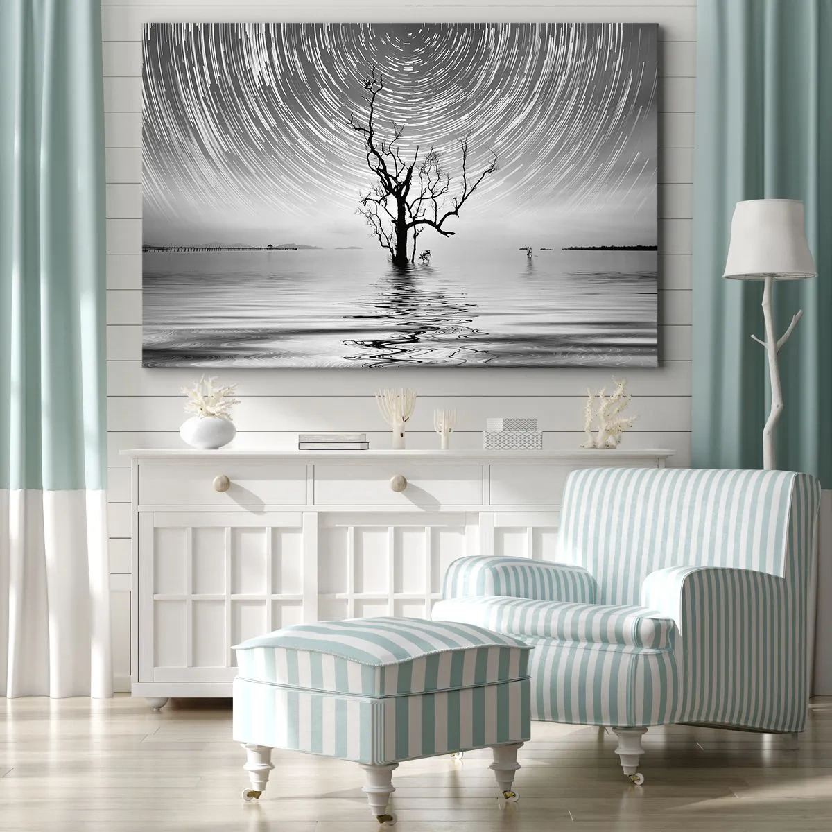 Bild auf Leinwand - Leinwandbild - Ein Baum im Wasser unter einem Nachthimmel mit sich bewegenden Sternen - 100x70cm - Eine Sinfonie der Natur - Moderne Wanddekoration für Wohnzimmer und Schlafzimmer ARTTOR