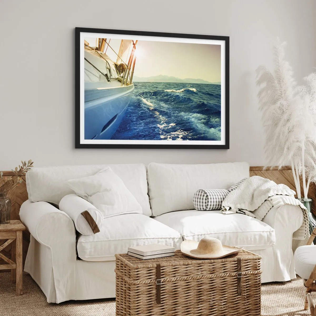 Poster in einem schwarzem Rahmen - Eine Yacht auf offener See mit Blick auf die Wellen - 100x70cm - Auf ins Abenteuer - Moderne Wanddekoration für Wohnzimmer und Schlafzimmer ARTTOR