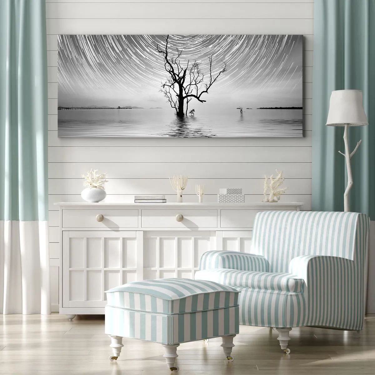Bild auf Leinwand - Leinwandbild - Ein Baum im Wasser unter einem Nachthimmel mit sich bewegenden Sternen - 120x50cm - Eine Sinfonie der Natur - Moderne Wanddekoration für Wohnzimmer und Schlafzimmer ARTTOR