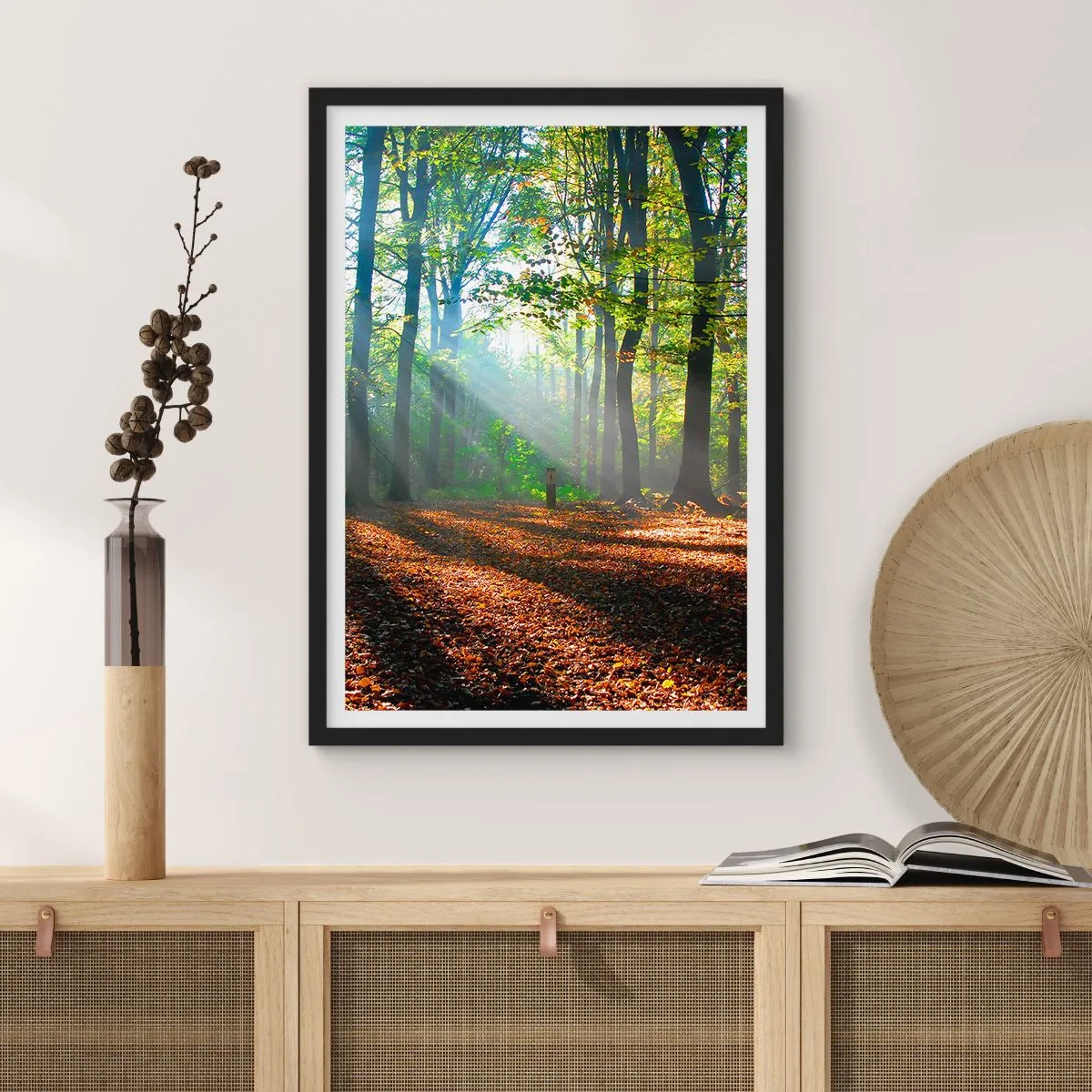 Poster in einem schwarzem Rahmen - Sonnenstrahlen im herbstlichen Wald - 50x70cm - Licht und Schatten - Moderne Wanddekoration für Wohnzimmer und Schlafzimmer ARTTOR