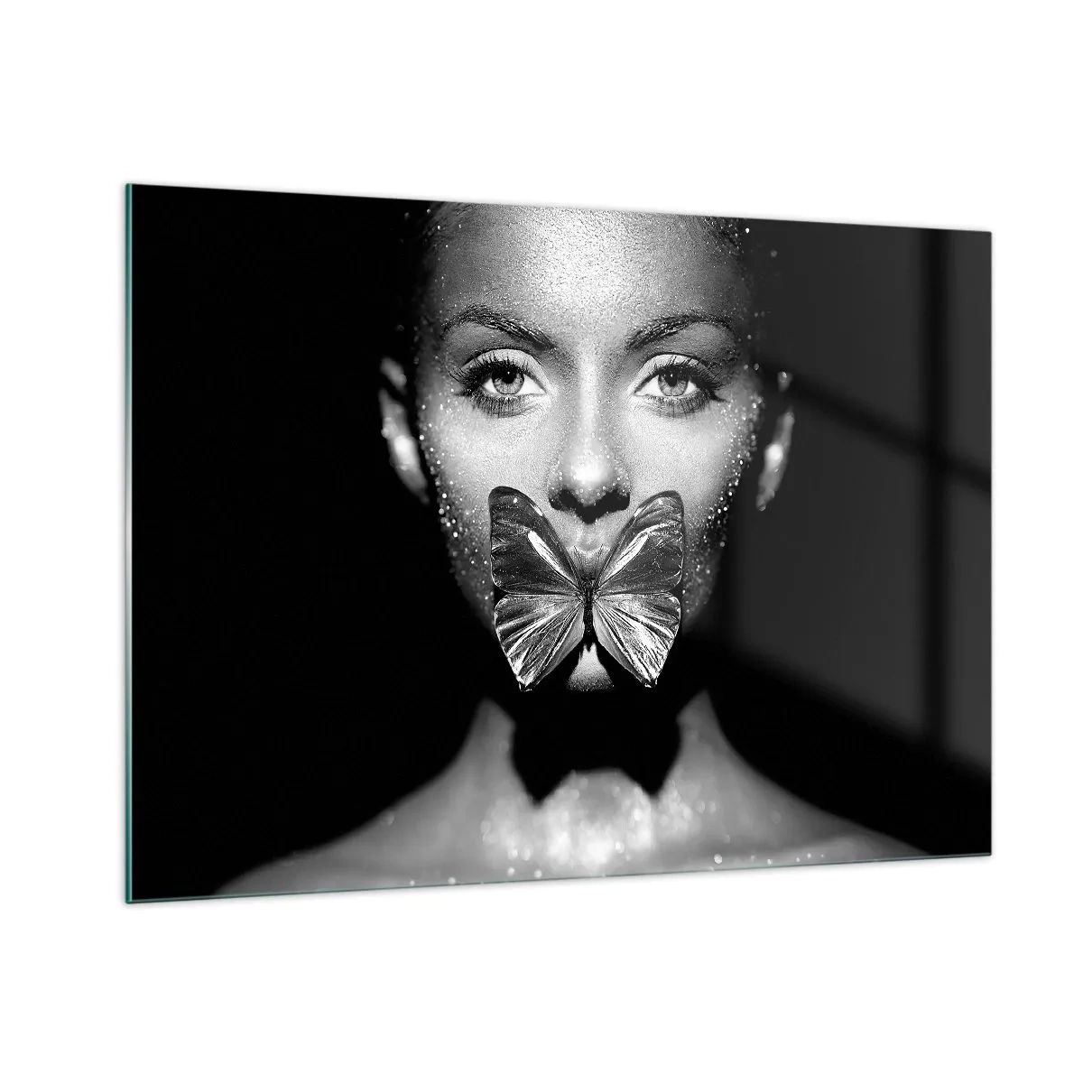 Glasbild - Bild auf glas - Porträt einer Frau mit einem Schmetterling auf den Lippen in Schwarzweiß - 100x70cm - Schmetterlingskuss - Moderne Wanddekoration für Wohnzimmer und Schlafzimmer ARTTOR