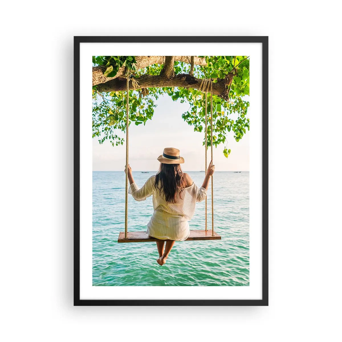Poster in einem schwarzem Rahmen - Frau auf einer Schaukel am Meer in tropischer Umgebung - 50x70cm - Das Leben ist wunderschön - Moderne Wanddekoration für Wohnzimmer und Schlafzimmer ARTTOR
