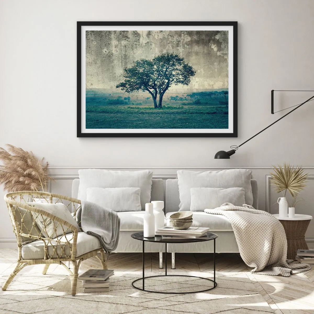 Poster in einem schwarzem Rahmen - Ein einsamer Baum vor einer nebligen Landschaft - 70x50cm - Ein Apfelbaum auf blauem Feld? - Moderne Wanddekoration für Wohnzimmer und Schlafzimmer ARTTOR