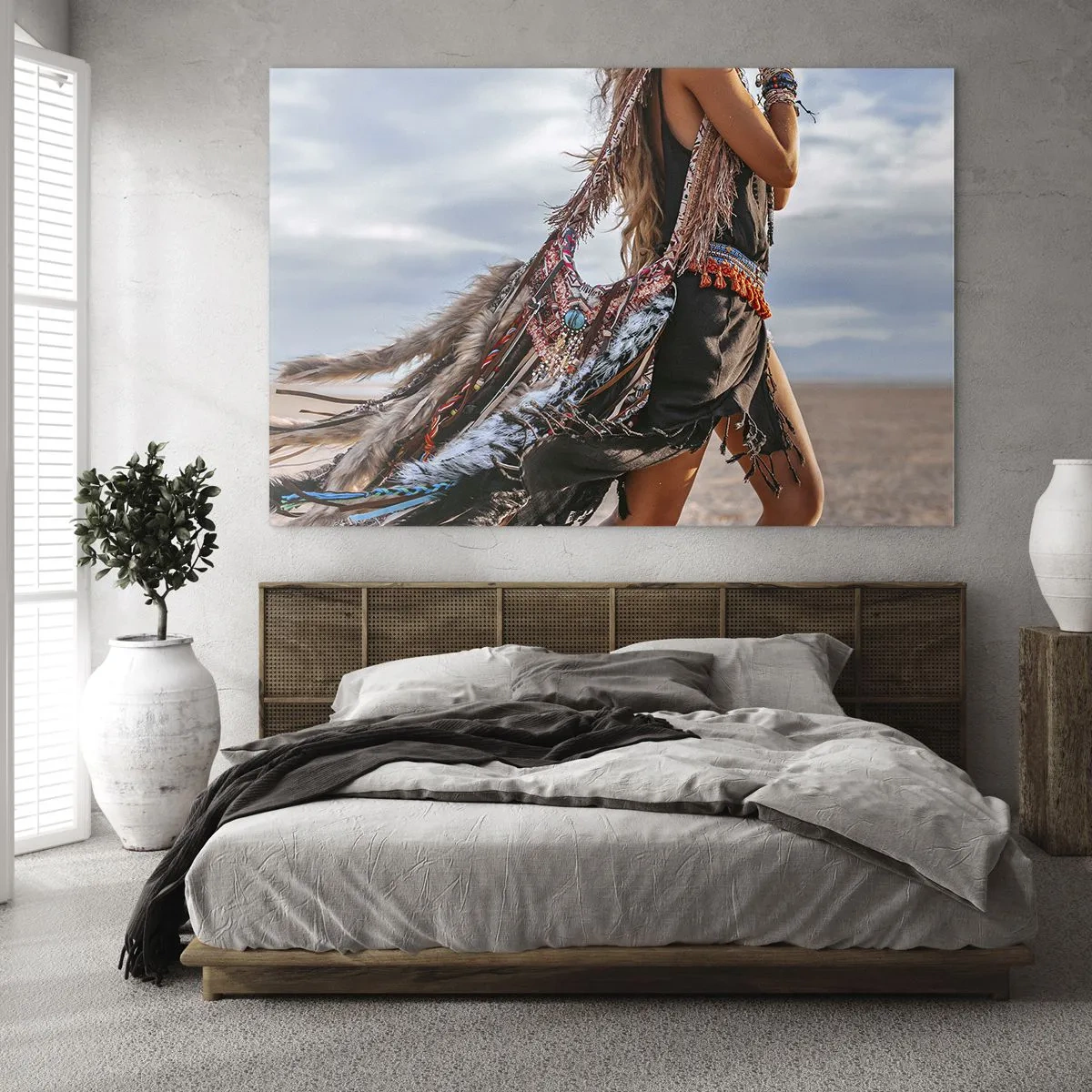 Glasbild - Bild auf glas - Frau im Boho-Stil mit Federn und Dekorationen vor einem Wüstenhintergrund - 70x50cm - Das Mädchen des Schamanen - Moderne Wanddekoration für Wohnzimmer und Schlafzimmer ARTTOR