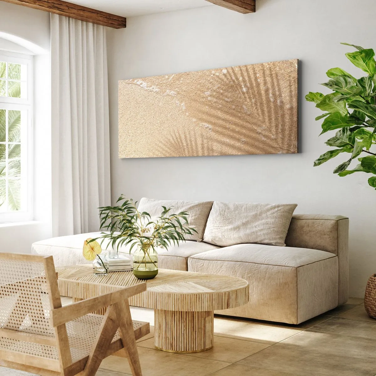 Bild auf Leinwand - Leinwandbild - Der Schatten einer Palme auf dem Sand mit einem zarten Wellenmuster - 120x50cm - Der Schatten eines heißen Sommers - Moderne Wanddekoration für Wohnzimmer und Schlafzimmer ARTTOR