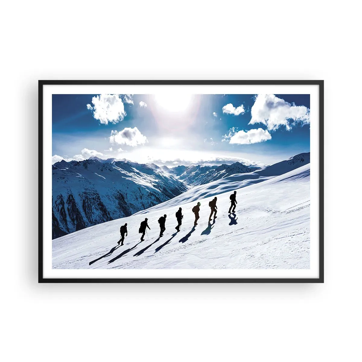 Poster in einem schwarzem Rahmen - Eine Gruppe von Bergsteigern wandert einen schneebedeckten Hang hinauf - 100x70cm - Das Team der Eroberer - Moderne Wanddekoration für Wohnzimmer und Schlafzimmer ARTTOR