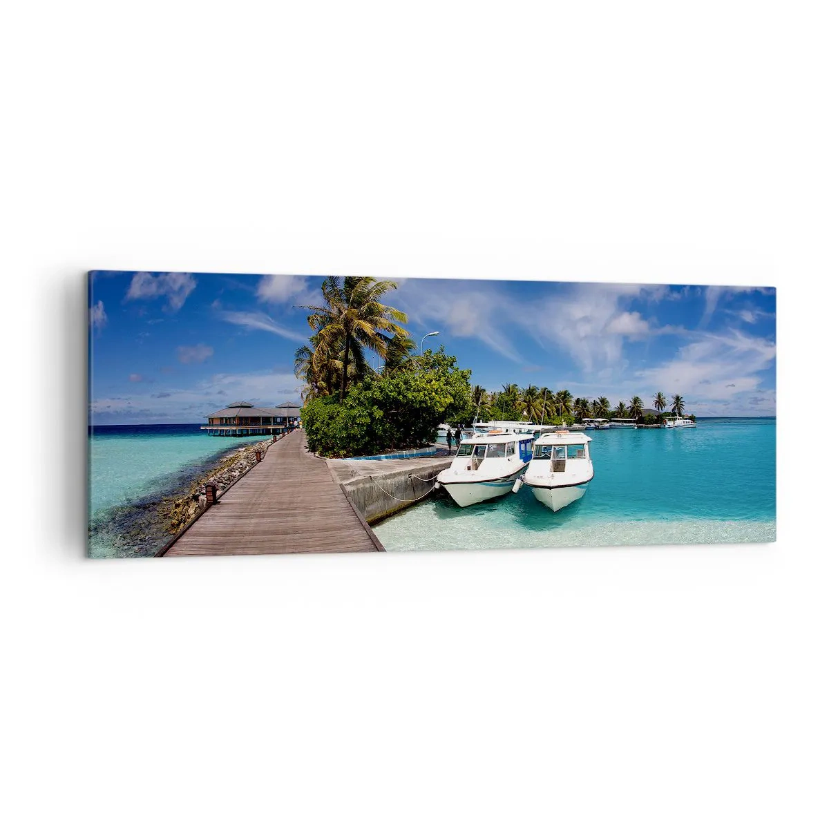 Bild auf Leinwand - Leinwandbild - Ein Steg über einem türkisfarbenen Meer mit Booten und Palmen - 140x50cm - Doch das Paradies gibt es - Moderne Wanddekoration für Wohnzimmer und Schlafzimmer ARTTOR