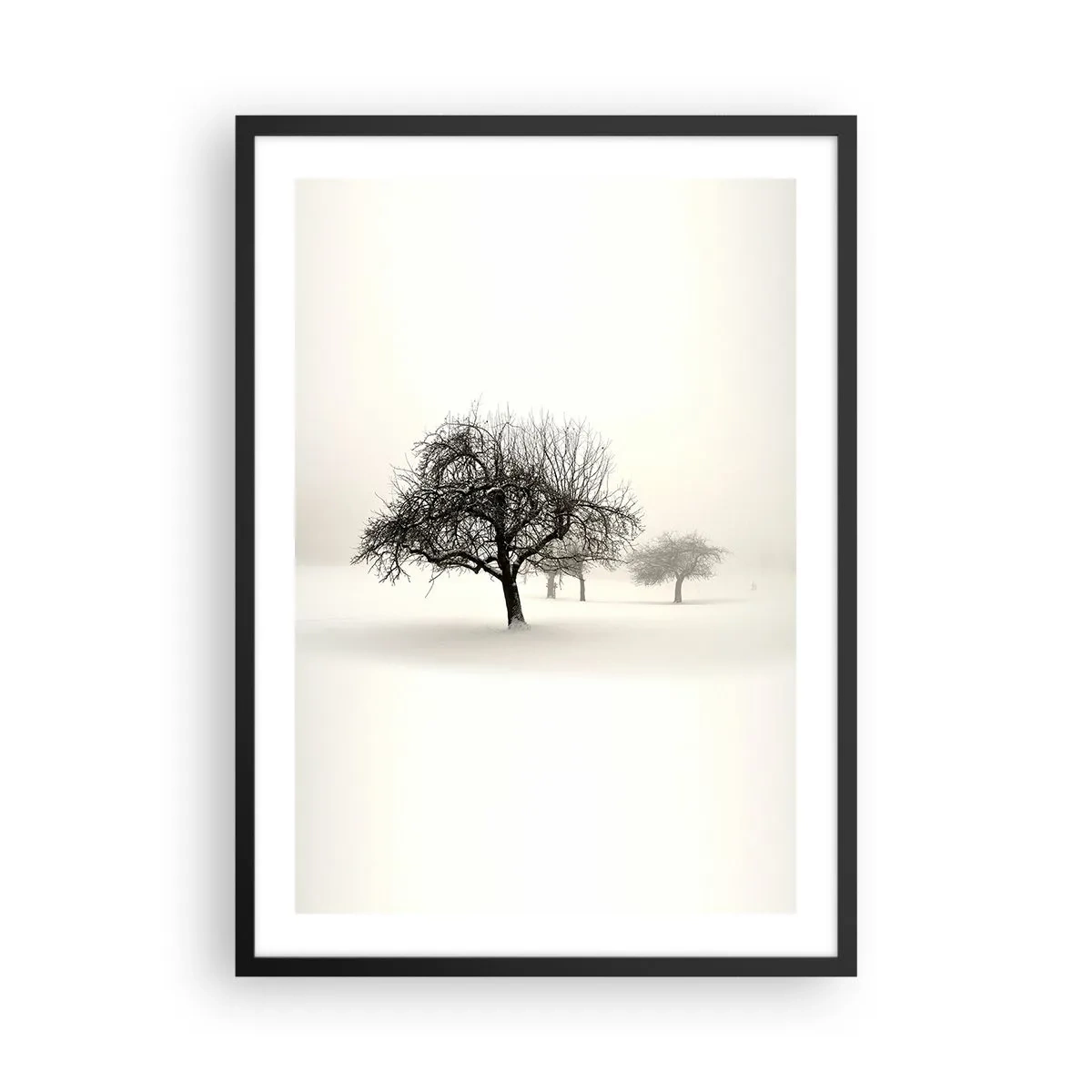 Poster in einem schwarzem Rahmen - Winterlandschaft mit einsamen Bäumen in nebliger Umgebung - 50x70cm - Winterschlaf - Moderne Wanddekoration für Wohnzimmer und Schlafzimmer ARTTOR