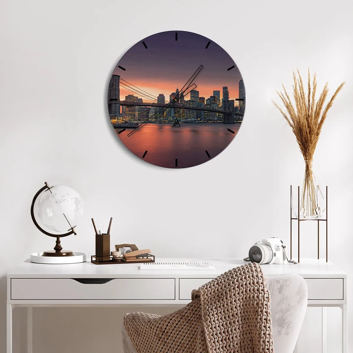 Wanduhr - Glasuhr - Panorama der Stadt mit der Brücke bei Sonnenuntergang - 30x30cm - Eingetaucht in lila Stille - Moderne Wanddekoration für Wohnzimmer, Küche und Schlafzimmer ARTTOR