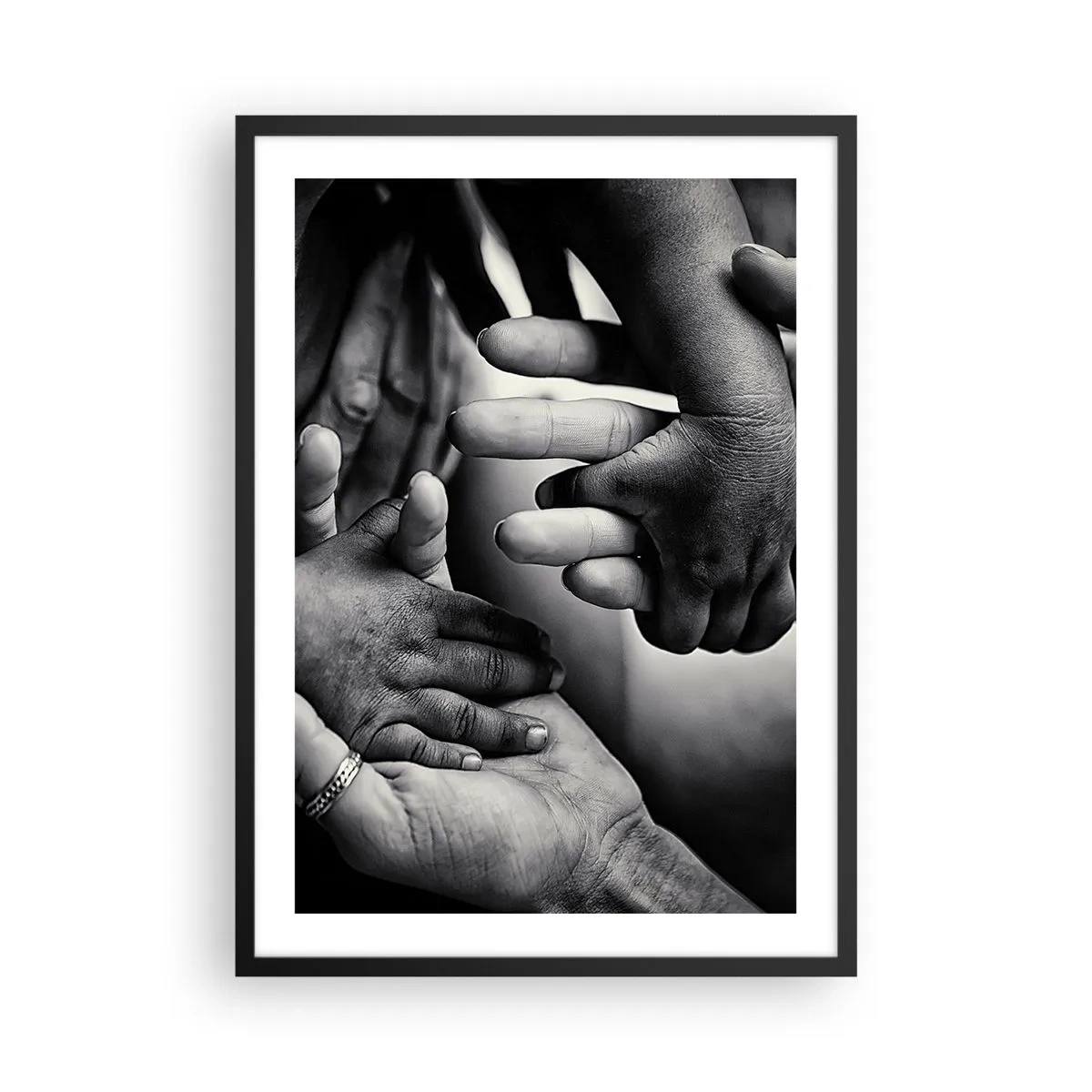 Poster in einem schwarzem Rahmen - Schwarz-weißes Motiv von Händen, die Verbundenheit symbolisieren - 50x70cm - Mensch sein - Moderne Wanddekoration für Wohnzimmer und Schlafzimmer ARTTOR