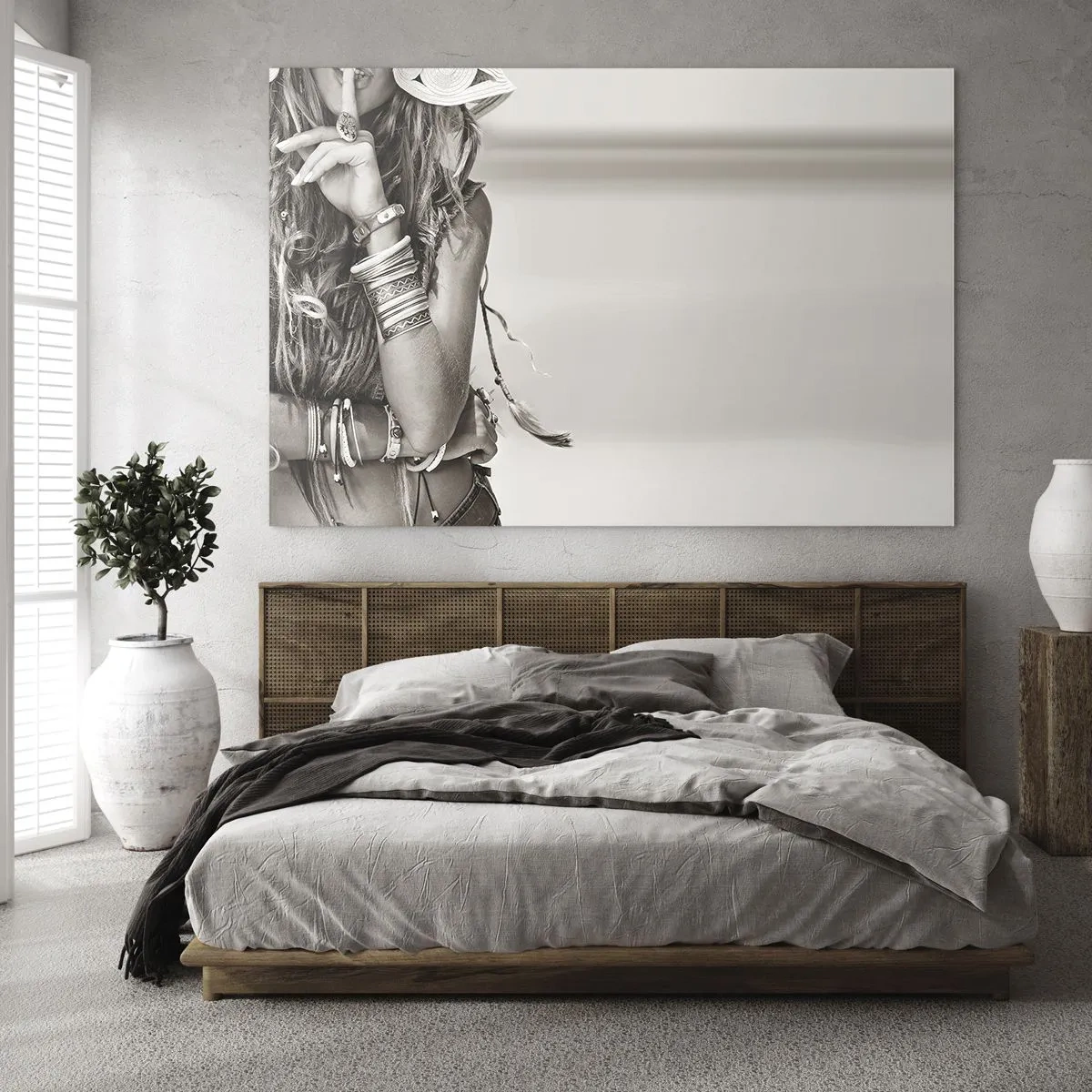 Glasbild - Bild auf glas - Eine Frau mit Schmuck und dem Finger an den Lippen in einer künstlerischen Aufnahme - 100x70cm - Wieso ein Mädchen - Moderne Wanddekoration für Wohnzimmer und Schlafzimmer ARTTOR