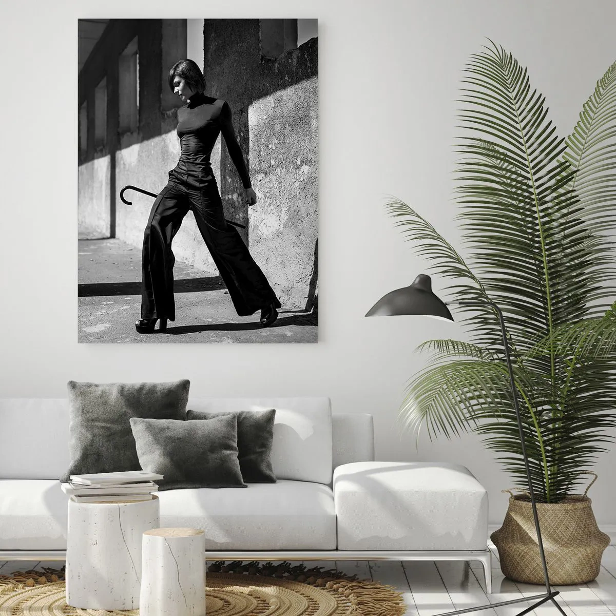 Glasbild - Bild auf glas - Schwarz-Weiß-Fotografie einer Frau in elegantem Outfit in urbaner Umgebung. - 50x70cm - Urbane Eleganz - Moderne Wanddekoration für Wohnzimmer und Schlafzimmer ARTTOR