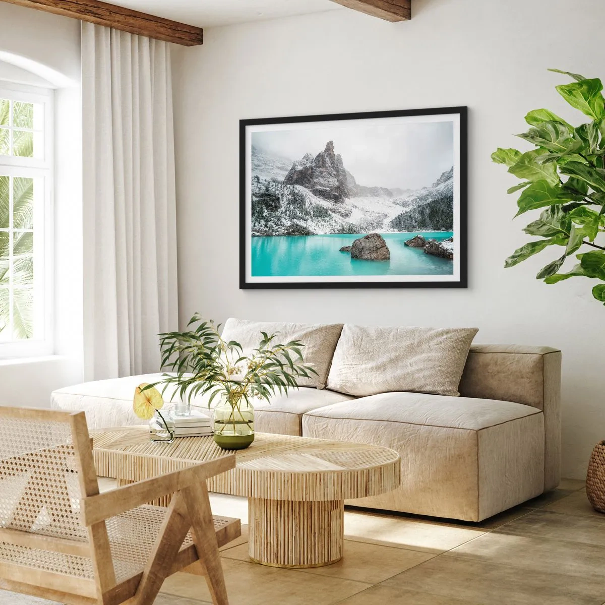 Poster in einem schwarzem Rahmen - Eine Berglandschaft mit einem See, umgeben von schneebedeckten Gipfeln - 70x50cm - Auf der Hut - Moderne Wanddekoration für Wohnzimmer und Schlafzimmer ARTTOR