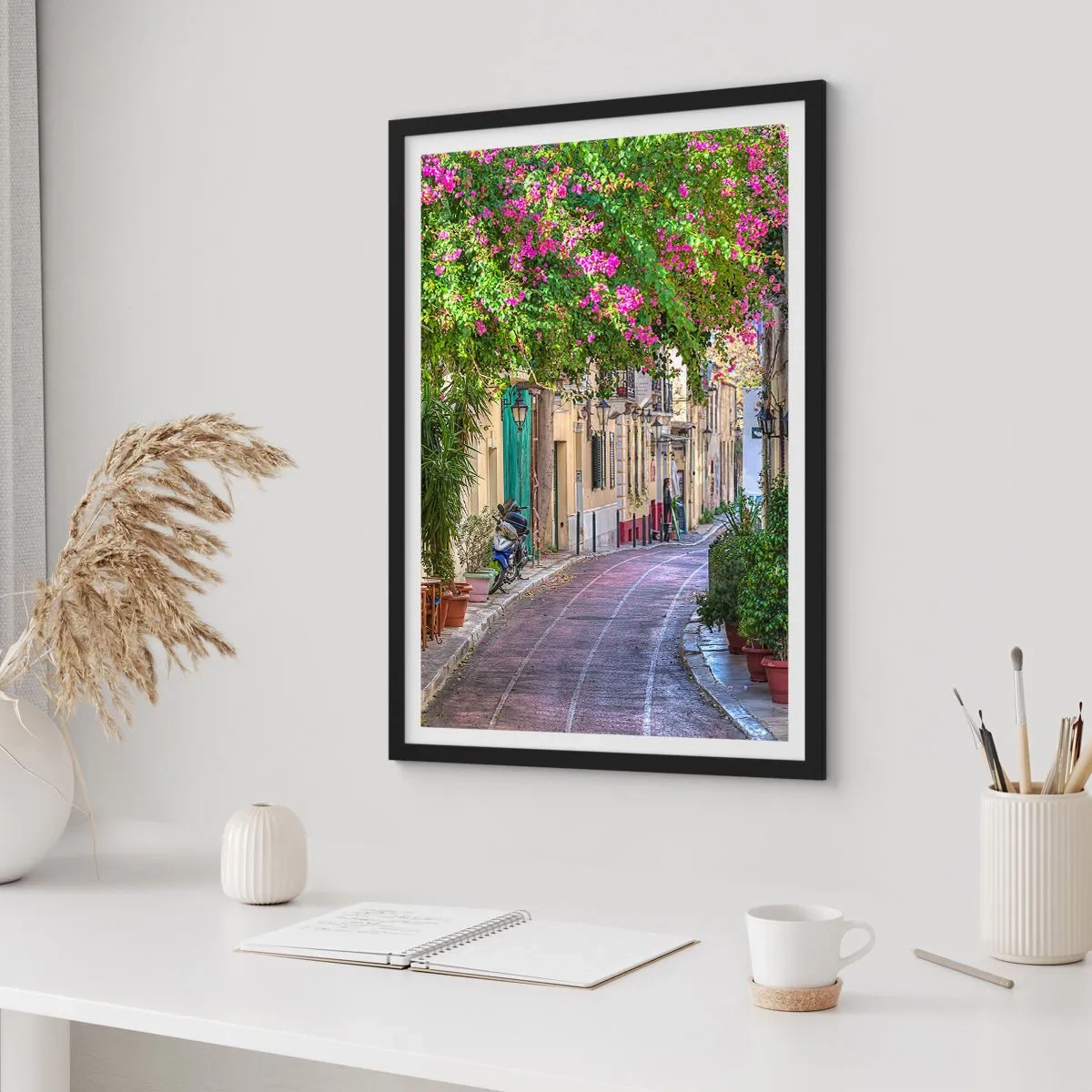 Poster in einem schwarzem Rahmen - Eine farbenfrohe Straße mit blühenden Blumen und klassischer Architektur - 50x70cm - Blühende Gasse - Moderne Wanddekoration für Wohnzimmer und Schlafzimmer ARTTOR