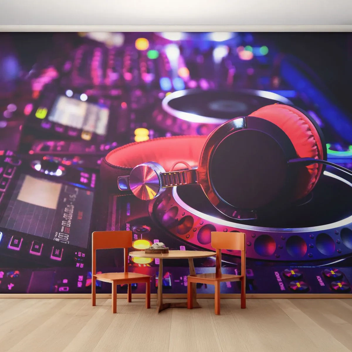 Fototapete Premium Canvas - DJ-Kopfhörer auf einer Konsole mit Neonbeleuchtung - 100x70cm - Bevor der Spaß beginnt - Moderne Wanddekoration für Wohnzimmer und Schlafzimmer ARTTOR