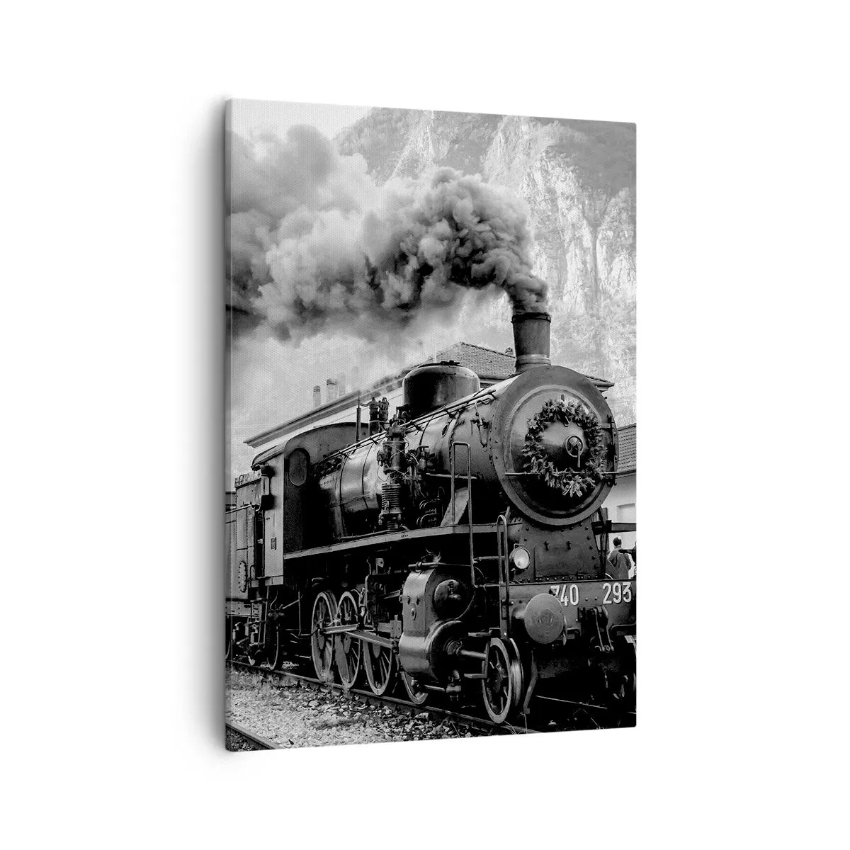 Bild auf Leinwand - Leinwandbild - Eine schwarz-weiße Dampflokomotive vor einer Berglandschaft - 50x70cm - Steht am Bahnhof ... - Moderne Wanddekoration für Wohnzimmer und Schlafzimmer ARTTOR