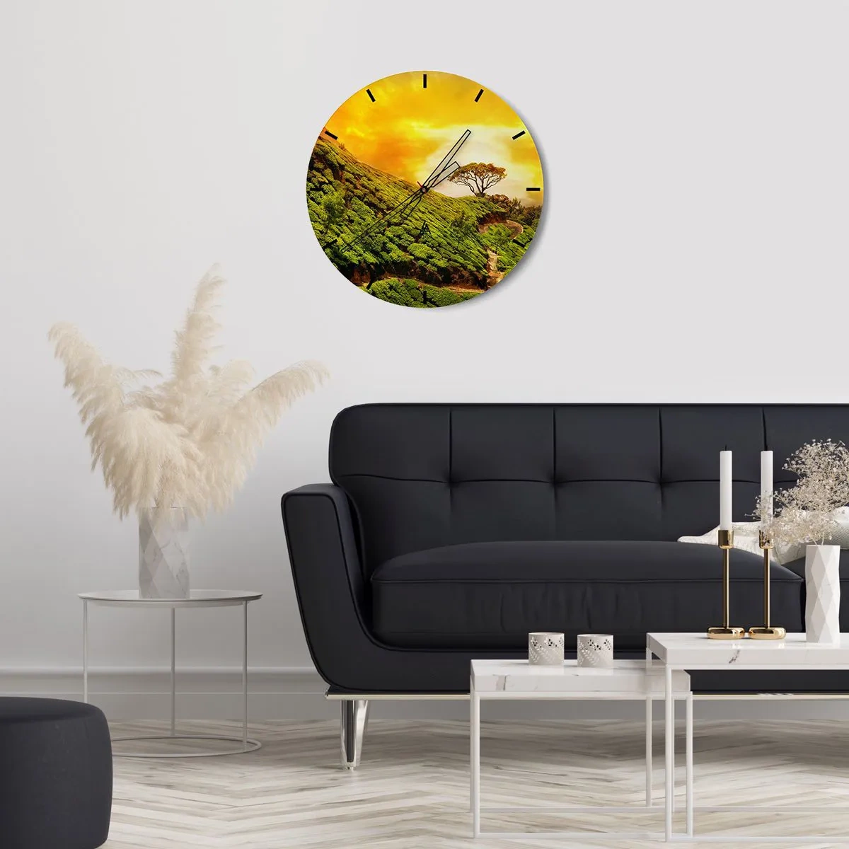 Wanduhr - Glasuhr - Grüne Hügel in den Strahlen der untergehenden Sonne - 30x30cm - Ein gewundener Weg, ein grüner Hang - Moderne Wanddekoration für Wohnzimmer, Küche und Schlafzimmer ARTTOR