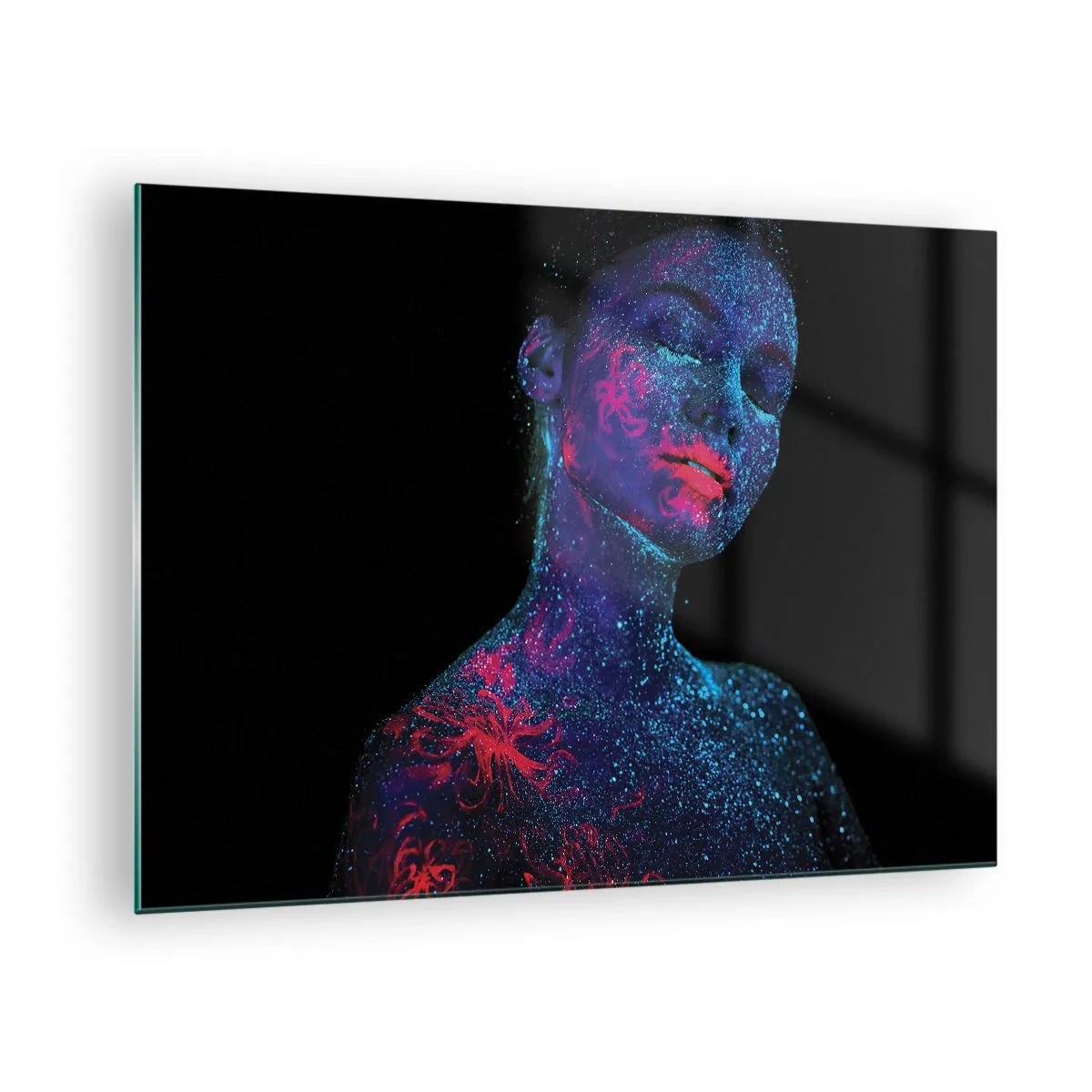 Glasbild - Bild auf glas - Porträt einer Frau mit fluoreszierender Körperbemalung - 70x50cm - Im Sternenstaub - Moderne Wanddekoration für Wohnzimmer und Schlafzimmer ARTTOR