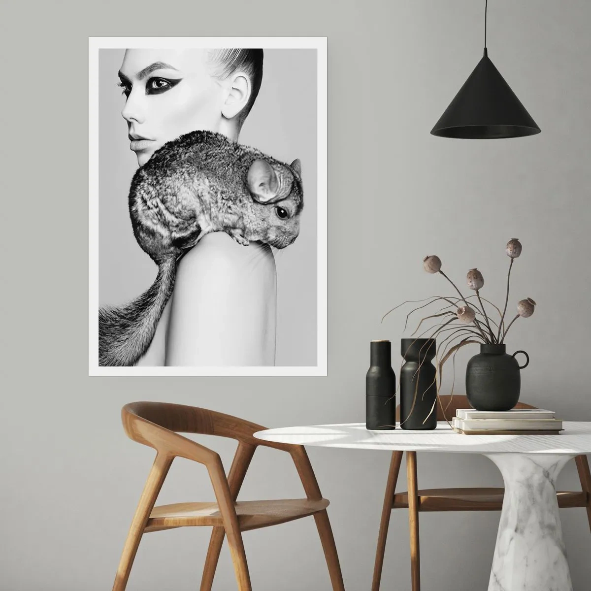 Poster - Eine Frau mit einem Chinchilla in einer künstlerischen Schwarz-Weiß-Aufnahme - 50x70cm - Dame mit einem Chinchilla - Moderne Wanddekoration für Wohnzimmer und Schlafzimmer ARTTOR