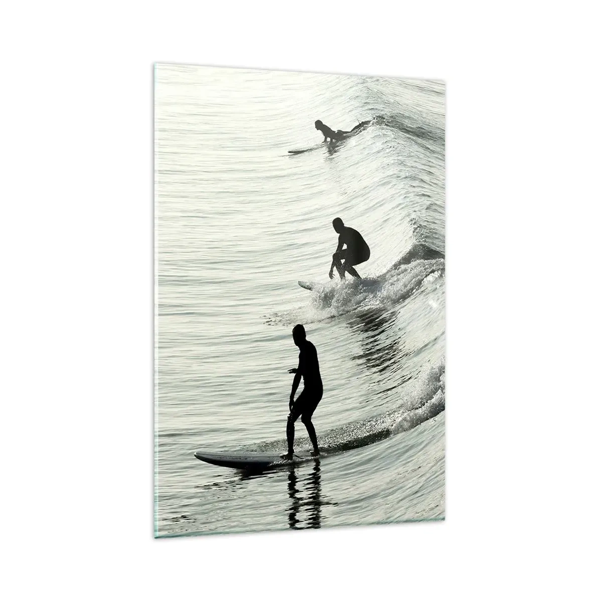 Glasbild - Bild auf glas - Surfer auf den Wellen in einer monochromen Aufnahme - 80x120cm - Gegen die Welle - Moderne Wanddekoration für Wohnzimmer und Schlafzimmer ARTTOR